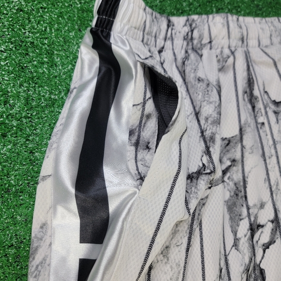 Nike Dri Fit Elite Boy's Basketball Shorts Size XL White Black Smoke Print New - Picture 4 of 11